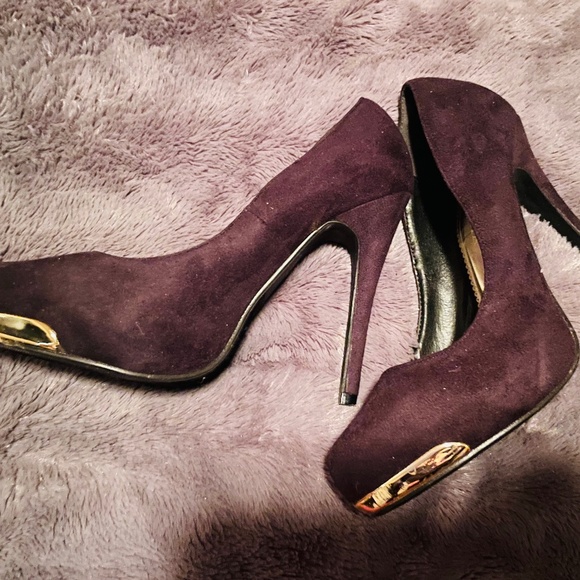 Black and Gold Heels - Picture 5 of 5